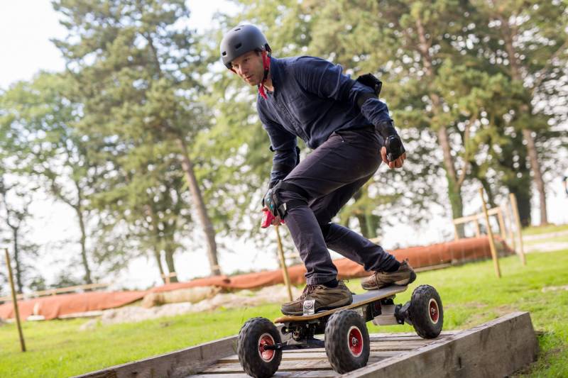 Activité de loisirs pour adultes: tester le skateboard électrique tout terrain