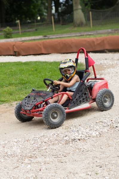 Activité de loisirs enfants: conduire un buggy électrique sur circuit